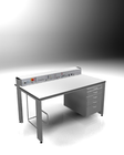 Table d'échantillons E (1 500 x 900 mm, support PC, armoire inférieure, canal d'énergie avec couvercles profilés en aluminium)